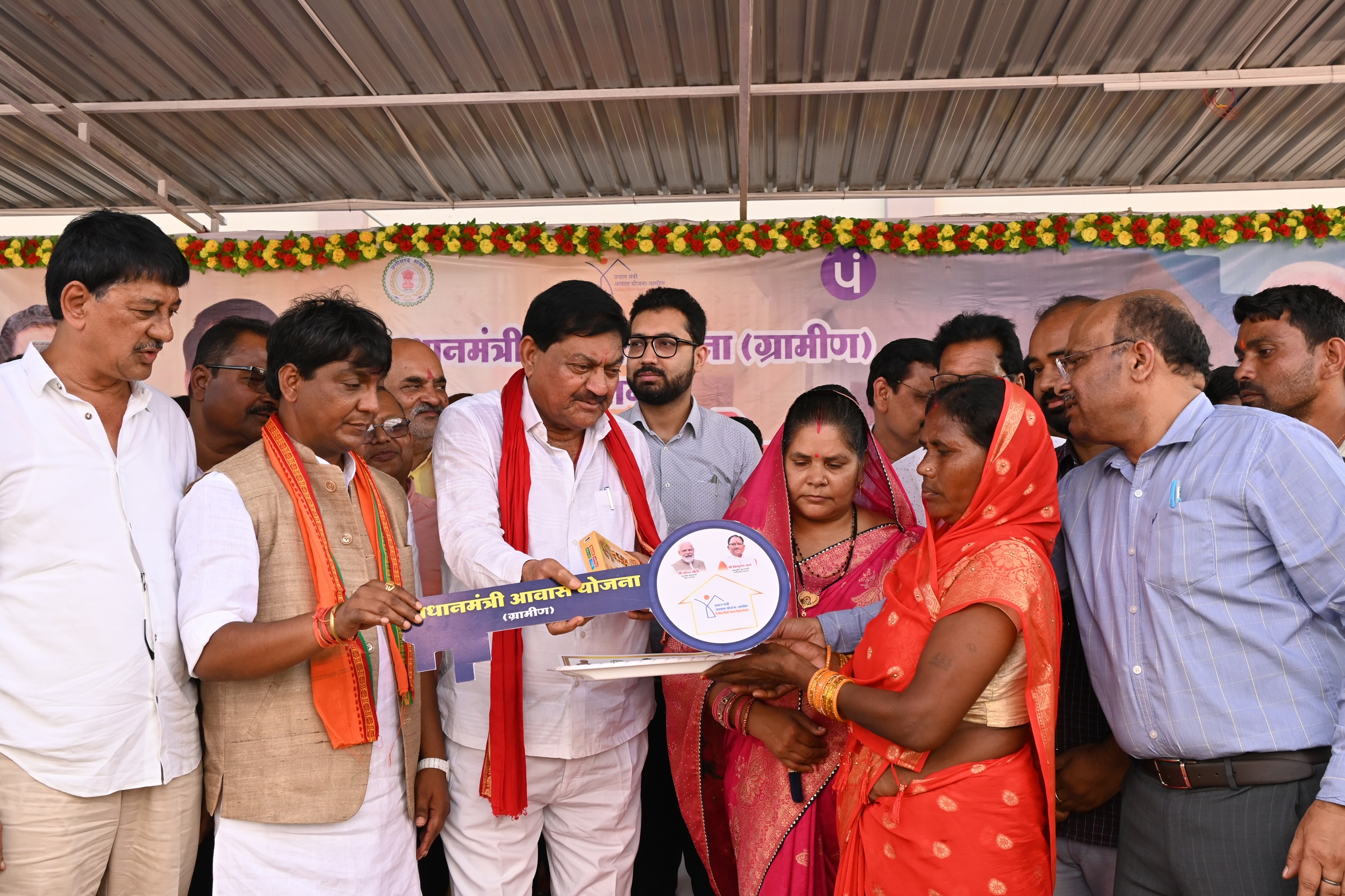 Minister Dayal Das Baghel distributing house keys