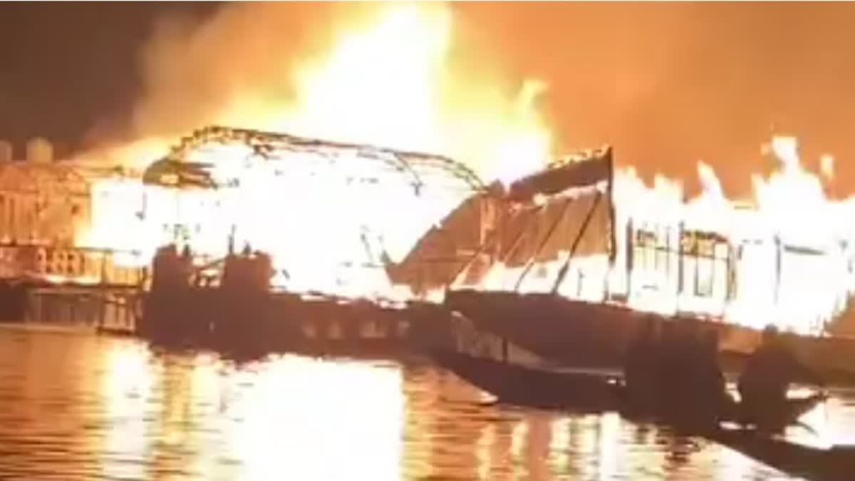 Fire breaks out at Dal Lake  several houseboats gutted  Fire breaks in JK  ಶ್ರೀನಗರದ ದಾಲ್ ಸರೋವರದಲ್ಲಿ ಬೆಂಕಿ  ಮೂರಕ್ಕೂ ಹೆಚ್ಚು ಬೋಟ್​ಗಳು ಸುಟ್ಟು ಭಸ್ಮ  ಶೋರ್ ಅಫಕ್ ಲೇಕ್ ದಾಲ್‌  ಮೂರಕ್ಕೂ ಬೋಟ್​ಗಳು ಬೆಂಕಿಗಾಹುತಿ  ಅಗ್ನಿಶಾಮಕ ದಳ ಘಟನಾ ಸ್ಥಳ  ಅಗ್ನಿಶಾಮಕ ಮತ್ತು ತುರ್ತು ವಿಭಾಗದ ಅಧಿಕಾರಿ  ಕೆರೆಯಲ್ಲಿ ಹೌಸ್‌ಬೋಟ್‌ಗೆ ಬೆಂಕಿ