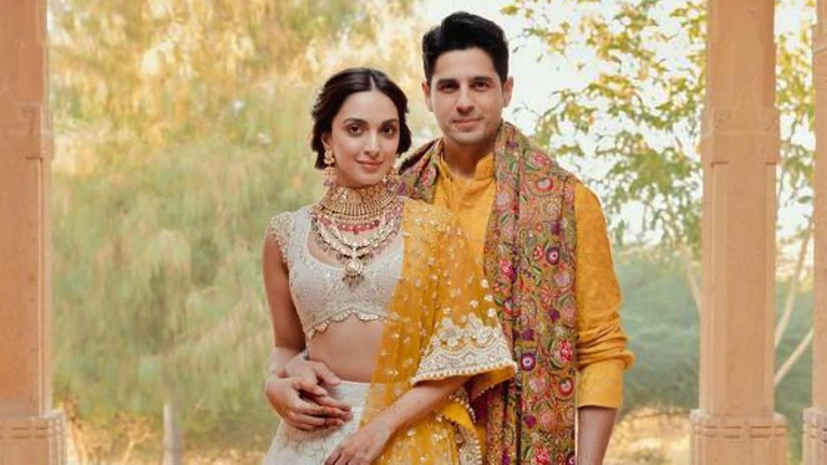 Bollywood actors Kiara Advani and Sidharth Malhotra, who tied the knot in February this year, are one of the most loved celebrity couples. Now that the festive season has arrived, the adored couple is all geared up to celebrate their first Diwali after their marriage. Prior to the upcoming festive celebrations, the Shershaah actors were papped on Saturday morning, arriving at the airport as they embarked on a vacation.