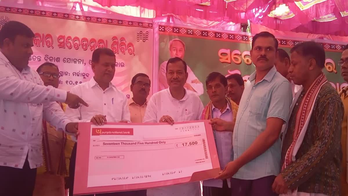 distributes assistance money to weavers