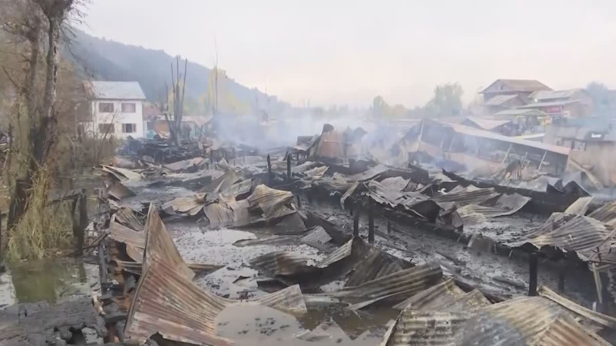 Etv BharatHousebout Fire in Srinagar: Tourists staying in houseboats were shifted to safe place: Dc Srinagar