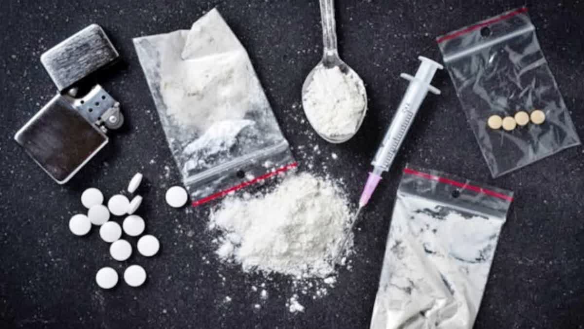 ANTI NARCOTICS CELL SEIZED DRUGS WORTH FIVE CRORE IN MUMBAI ARRESTED TWO DRUG PEDDLERS WITH ONE NIGERIAN