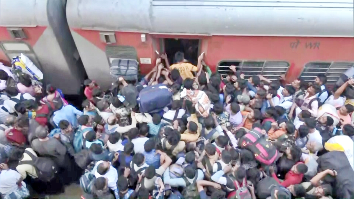सूरत रेलवे स्टेशन में उमड़ी भीड़