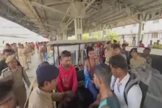 Surat railway station  Surat railway station crowd  festive season  diwali season railway station  overcrowding at Surat railway station  സൂറത്ത് റെയിൽവേ സ്റ്റേഷൻ  ഗുജറാത്ത് റെയിൽവേ സ്റ്റേഷനിൽ മരണം  ദീപാവലി സീസൺ തിക്കിലും തിരക്കിലും മരണം  റെയിൽവേ സ്റ്റേഷൻ  റെയിൽവേ സ്റ്റേഷൻ തിരക്ക്