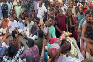 കർഷകന്‍റെ സംസ്‌കാരം  Alappuzha Farmer Funeral  Farmer death  Farmer Suicide  കർഷക ആത്മഹത്യ  കെ ജി പ്രസാദിന്‍റെ സംസ്‌കാരം  കർഷകന്‍റെ മൃതദേഹവുമായി റോഡ് ഉപരോധം  കടബാധ്യത  KG Prasad suicide