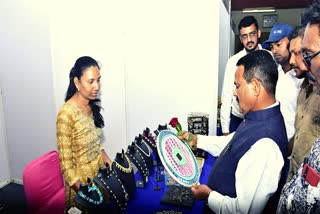 tribal-minister-kunvarji-halapati-visited-the-exhibition-stall-of-handicrafts-made-by-artists