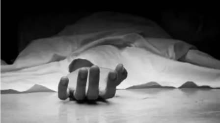 Dead body found in road side at Pathanamthitta  Dead body found in road side  Dead body found  Dead body  മൃതദേഹം കത്തിക്കരിഞ്ഞ നിലയില്‍ കണ്ടെത്തി  റോഡരികിൽ കത്തിക്കരിഞ്ഞ യുവാവിന്‍റെ മൃതദേഹം  കത്തിക്കരിഞ്ഞ യുവാവിന്‍റെ മൃതദേഹം  മൃതദേഹം  മൃതദേഹം കണ്ടെത്തി  കത്തിക്കരിഞ്ഞ നിലയില്‍ മൃതദേഹം  പത്തനംതിട്ടയില്‍ യുവാവിന്‍റെ മൃതദേഹം കണ്ടെത്തി