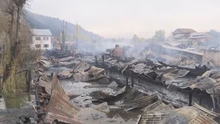 Etv BharatHousebout Fire in Srinagar: Tourists staying in houseboats were shifted to safe place: Dc Srinagar