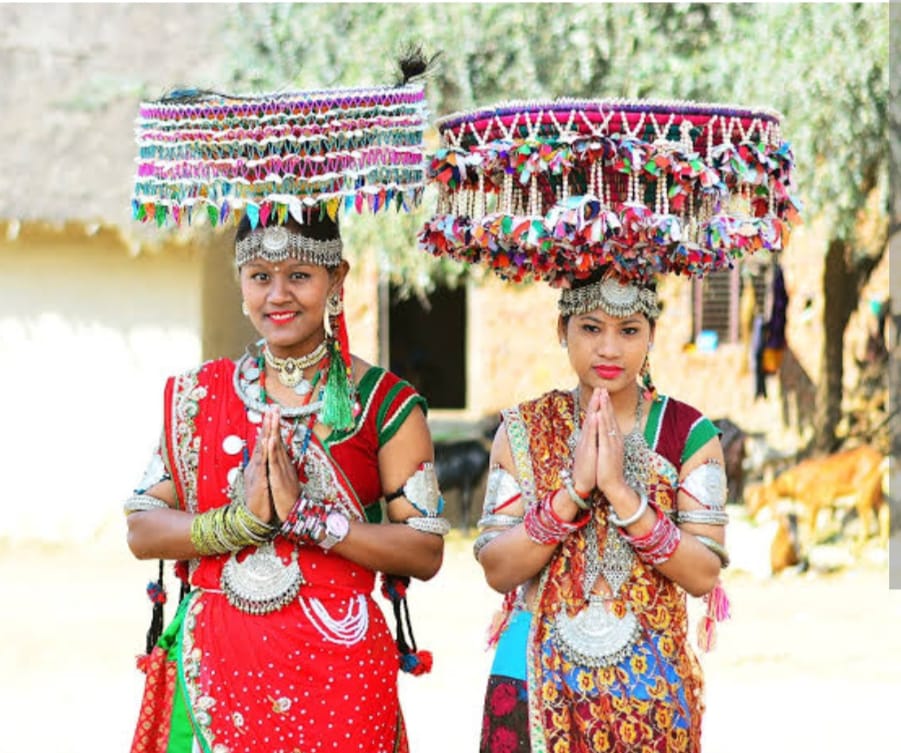 प्रकृति की पूजा करते हैं थारू समुदाय के लोग