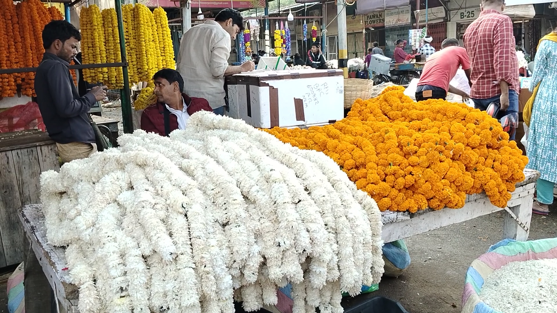 दीपावली पर गाजीपुर फूल मंडी में सस्ता हुआ फूलों के दाम