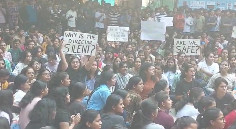घटना के विरोध में छात्र-छात्राएं लगातार प्रदर्शन कर रहे हैं.