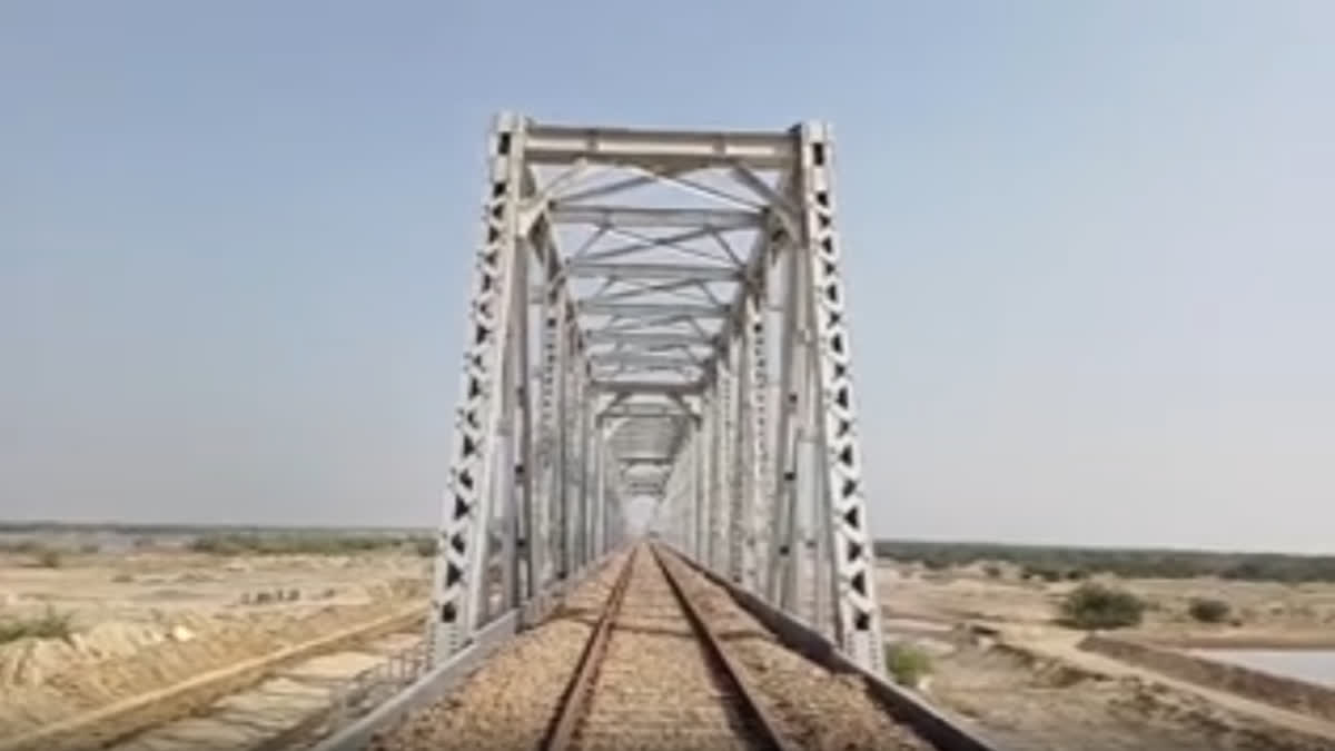 HIGH SPEED RAILWAY TRACK