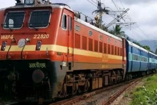 TRAIN ACCIDENT IN MP  ACCIDENT NEWS  COP LOSES HAND AS TRAIN HITS HIM  പൊലീസ് ട്രെയിന്‍ അപകടം