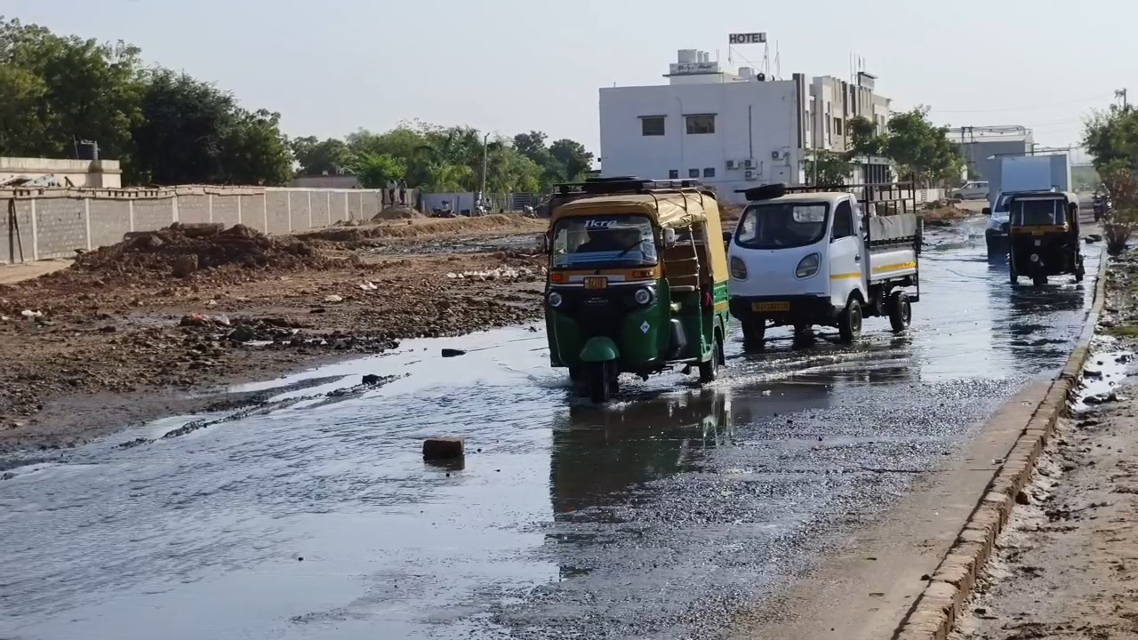 ભુજમાં બની રહેલા આધુનિક રેલવે સ્ટેશન બહાર ગટરના પાણીથી લોકો પરેશાન