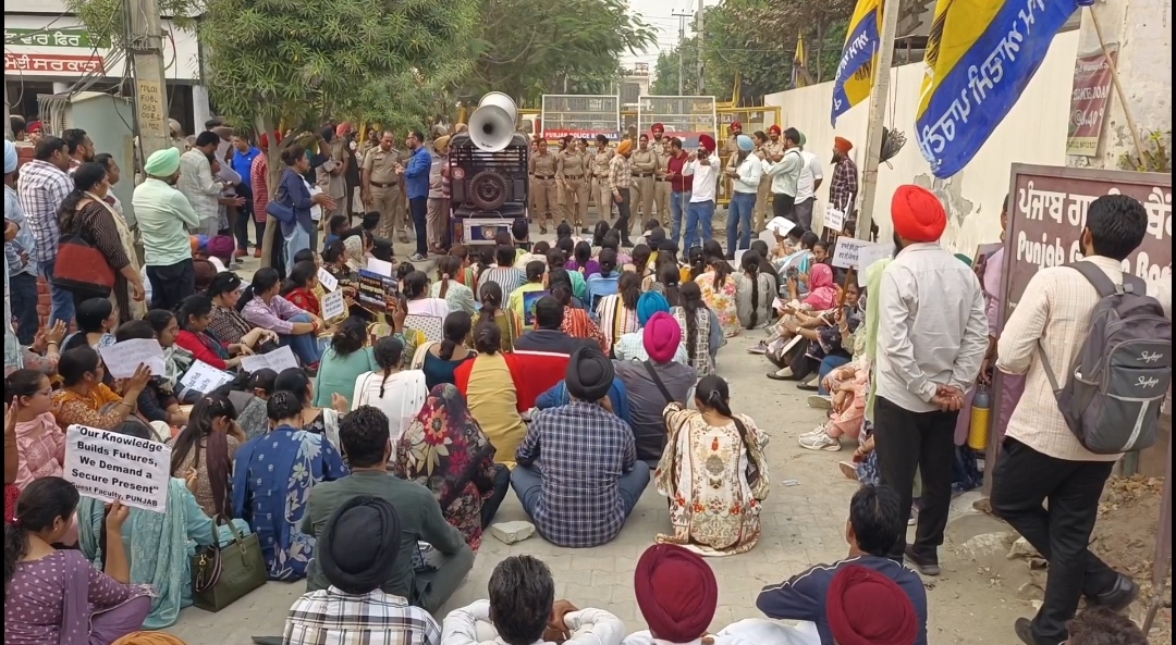 Meet Hare's residence became the focal point of the struggles, 9 organizations staged dharnas in two days.