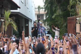 Agastya Nanda greeting with Big B