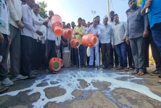 کسانوں نے دودھ سڑکوں پر پھینک کر احتجاج کیا