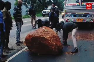 நீலகிரியில் தொடர் கனமழையால் சாலைகளில் விழும் பாறைகள்