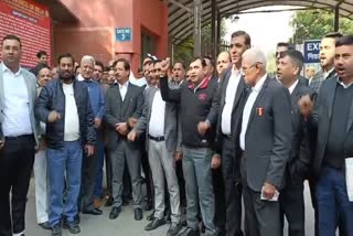 द्वारका कोर्ट में वकीलों की हड़ताल
