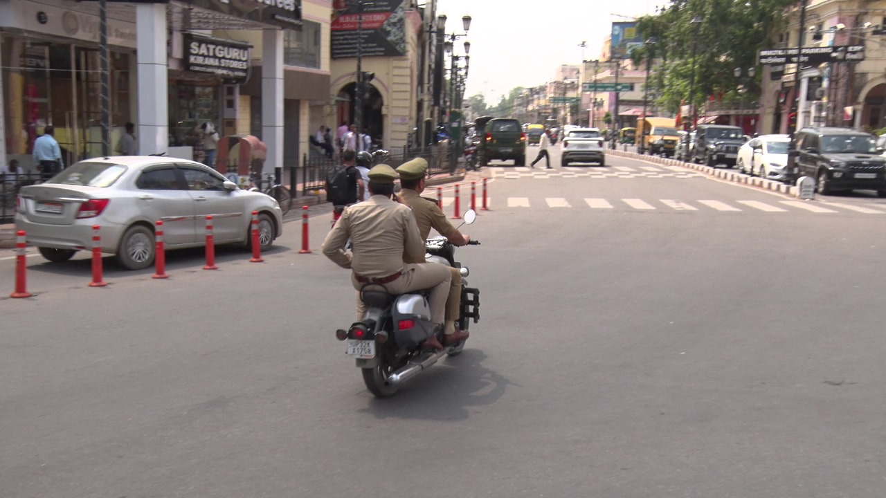 बिना हेलमेट पुलिसवालों पर यातायात पुलिस मेहरबान.