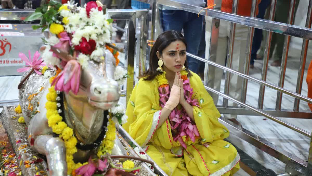 AMRUTA KHANVILKAR WORSHIP MAHAKAL