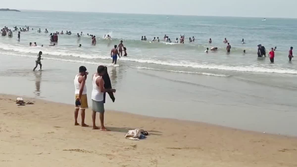 Four students died due to drowning at Murudeshwar beach in Karnataka