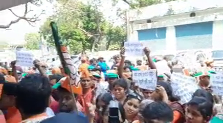 Protests at the BJP's Hastings office in Kolkata over selection of candidates