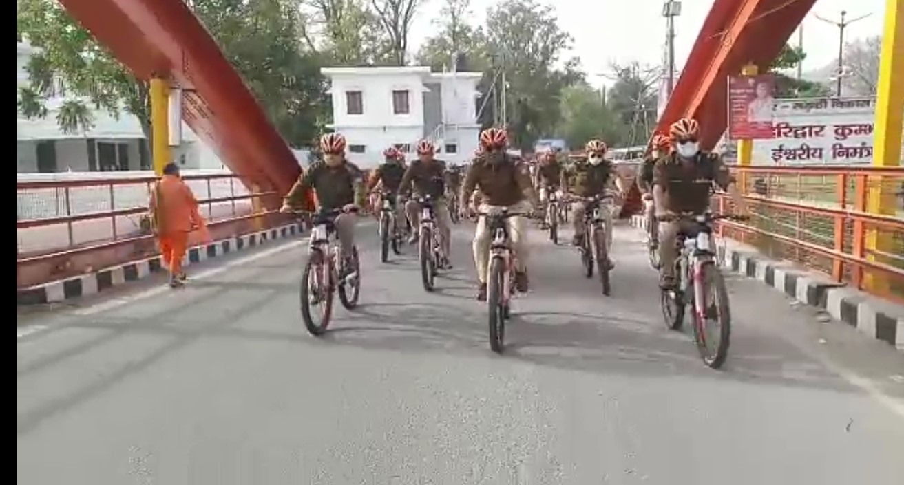 kumbh-mela-ig-sanjay-gunjial-hand-over-23-cycles-to-police-personnel