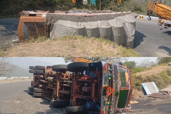 2 lorry accident in two different placesin Dhimbam near Erode, ஈரோடு திம்பம் அருகே இருவேறு இடங்களில் 2 லாரிகள் கவிழ்ந்து விபத்து,  சத்தியமங்கலம் - மைசூர் தேசிய நெடுஞ்சாலை, Sathyamangalam Erode national highway, Erode Latest, Erode Dhimbam Hill road, erode, ஈரோடு, ஈரோடு திம்பம் மலைப்பாதையில் விபத்து, ஈரோடு திம்பம் மலைப்பாதை