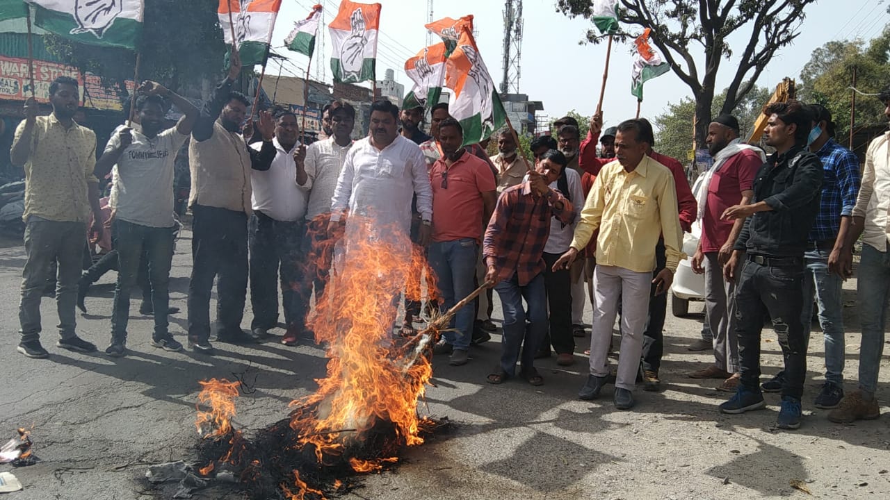 Congress burnt effigy of CM Tirath Singh Rawat on his controversial statement