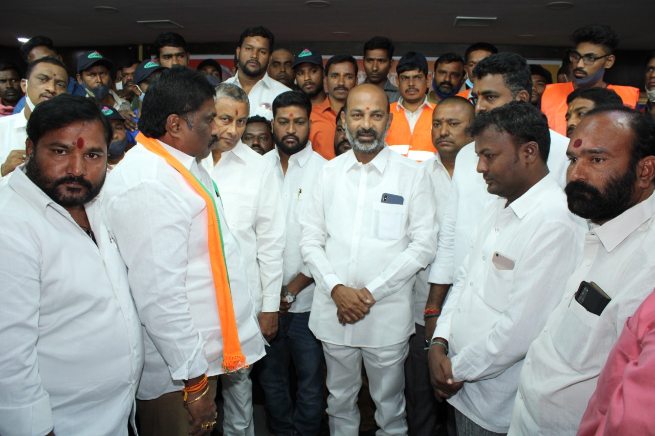 ghmc-workers-met-bjp-telangana-state-president-bandi-sanjay