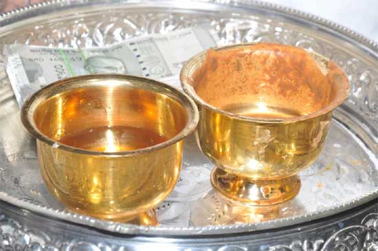 devotee donates Rs.8lakh worth gold bowls to kanipakam vinayaka swamy