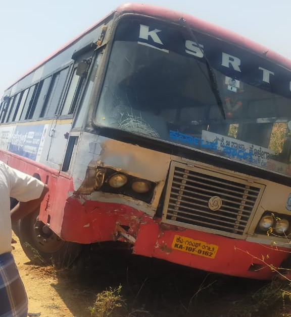 Bank employee died, Bank employee died in road accident, Bank employee died in road accident at Chamarajanagar, Chamarajanagar crime news, ಬ್ಯಾಂಕ್​ ನೌಕರ ಸಾವು, ರಸ್ತೆ ಅಪಘಾತದಲ್ಲಿ ಬ್ಯಾಂಕ್​ ನೌಕರ ಸಾವು, ಚಾಮರಾಜನಗರದಲ್ಲಿ ರಸ್ತೆ ಅಪಘಾತದಲ್ಲಿ ಬ್ಯಾಂಕ್​ ನೌಕರ ಸಾವು, ಚಾಮರಾಜನಗರ ಅಪರಾಧ ಸುದ್ದಿ,