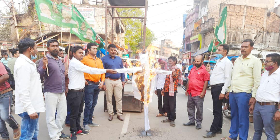 protest in bihar assembly till jharkhand effigy of bihar cm nitish kumar burnt