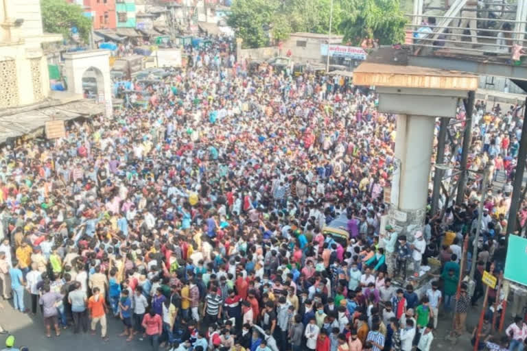 MUMBAI POLICE RESORTED TO LATHICHARGE ON HUGE MOB ASSEMBLED AT BANDRA RAILWAY STATION TO GO TO BIHAR AND UP