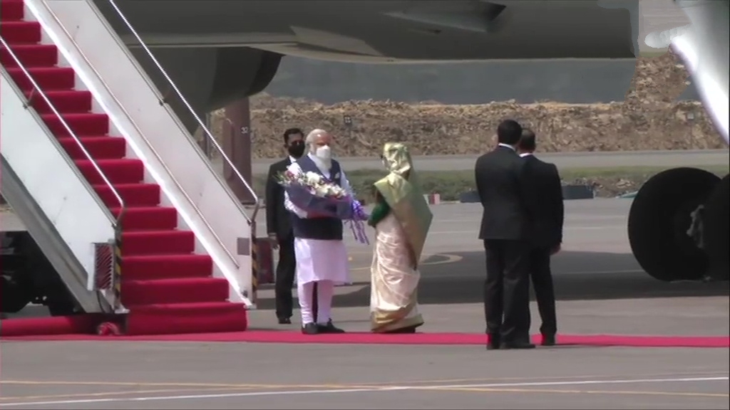 Modi received by bangladesh PM hasina