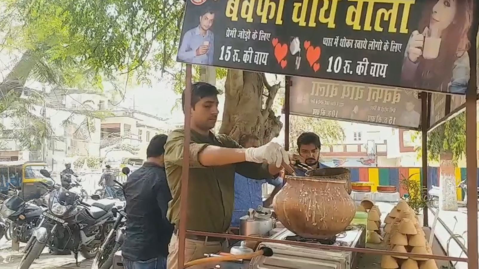 प्यार में धोखा मिलने के बाद अब संदीप बेचते हैं चाय