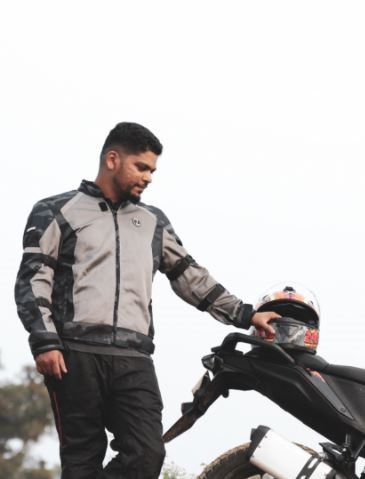 policeman-stops-biker-midway-for-this-heartwarming-reason