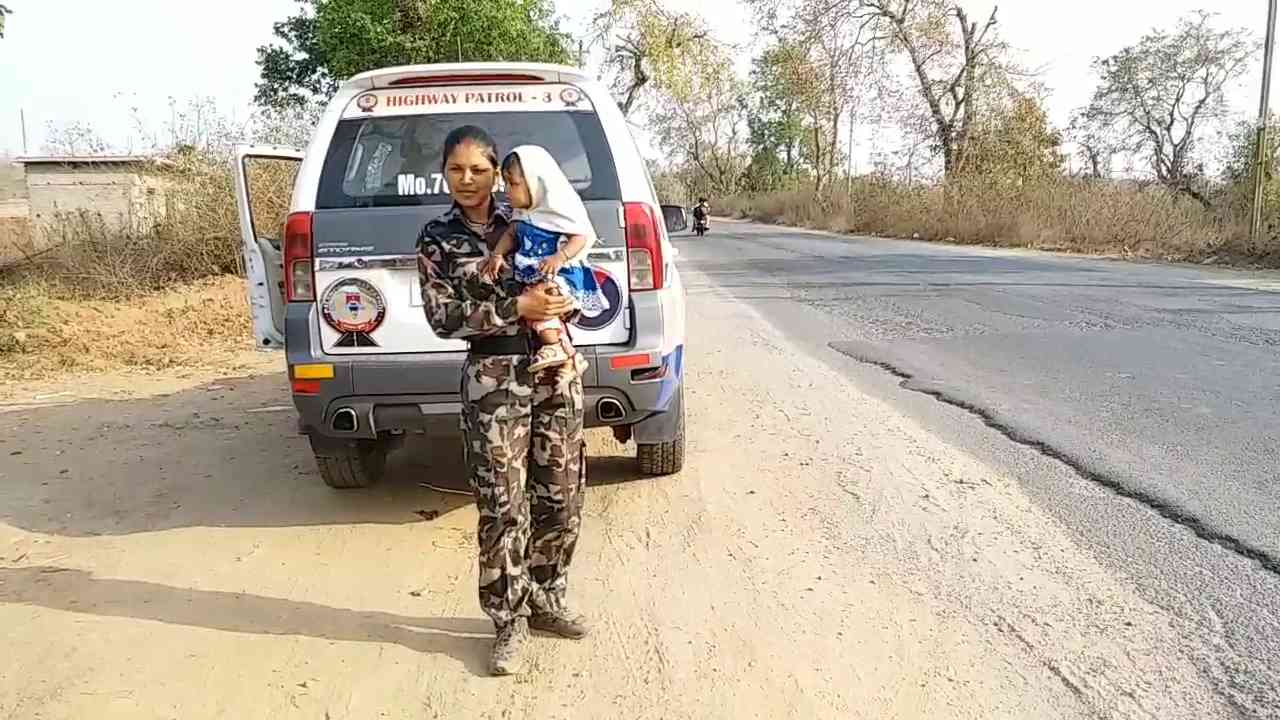 woman-police-doing-duty-with-her-child-in-palamu