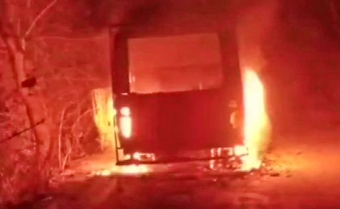 vehicle which delivered food to vote workers caught fire in purulia under mysterious circumstances