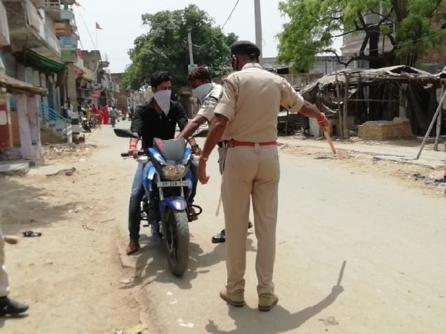 वाहन चेकिंग करती पुलिस.