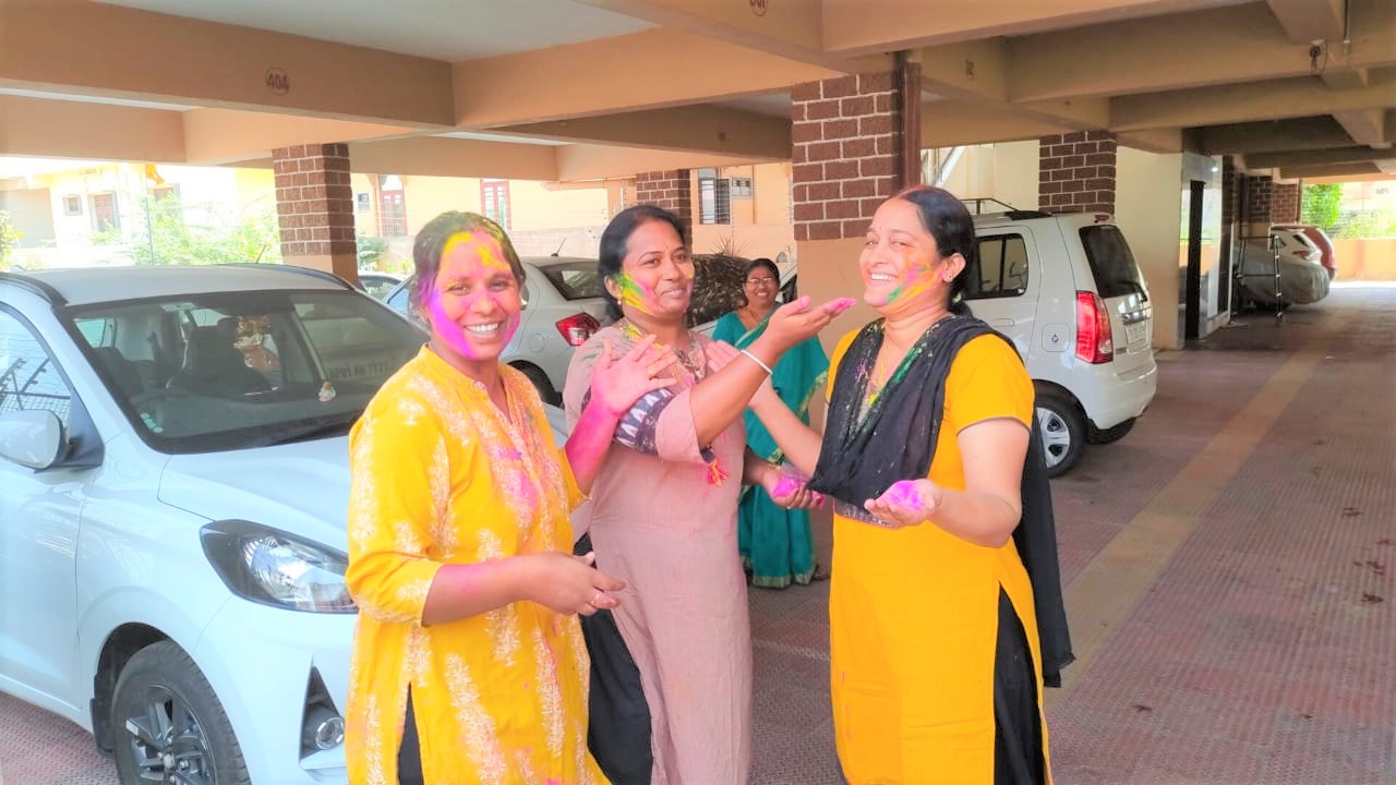 Women in Holi Sambura