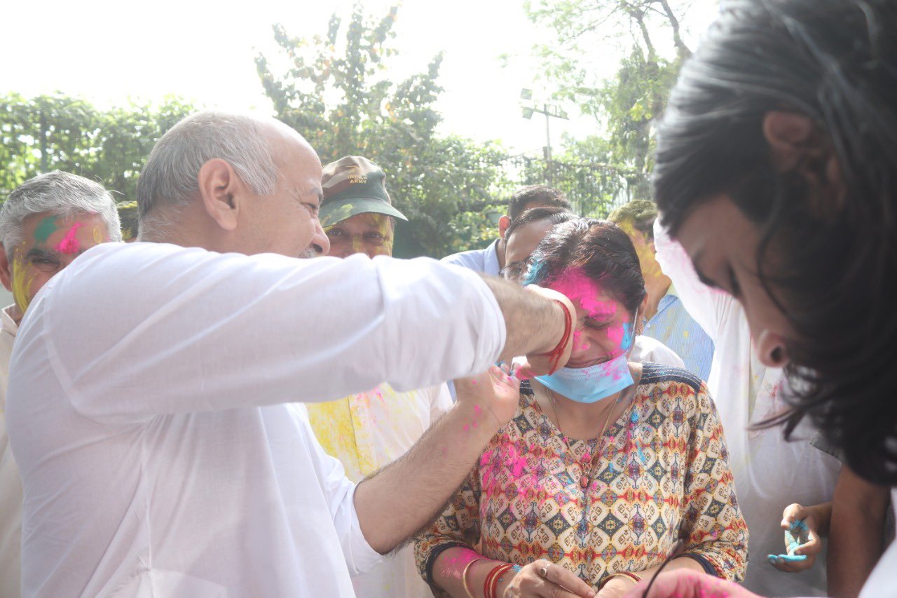 Manish Sisodia celebrated Holi with family