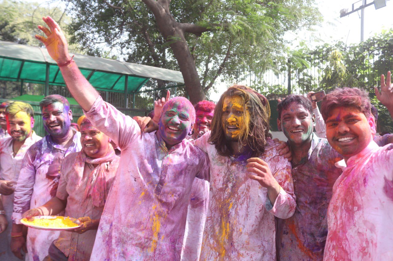 Manish Sisodia celebrated Holi with family