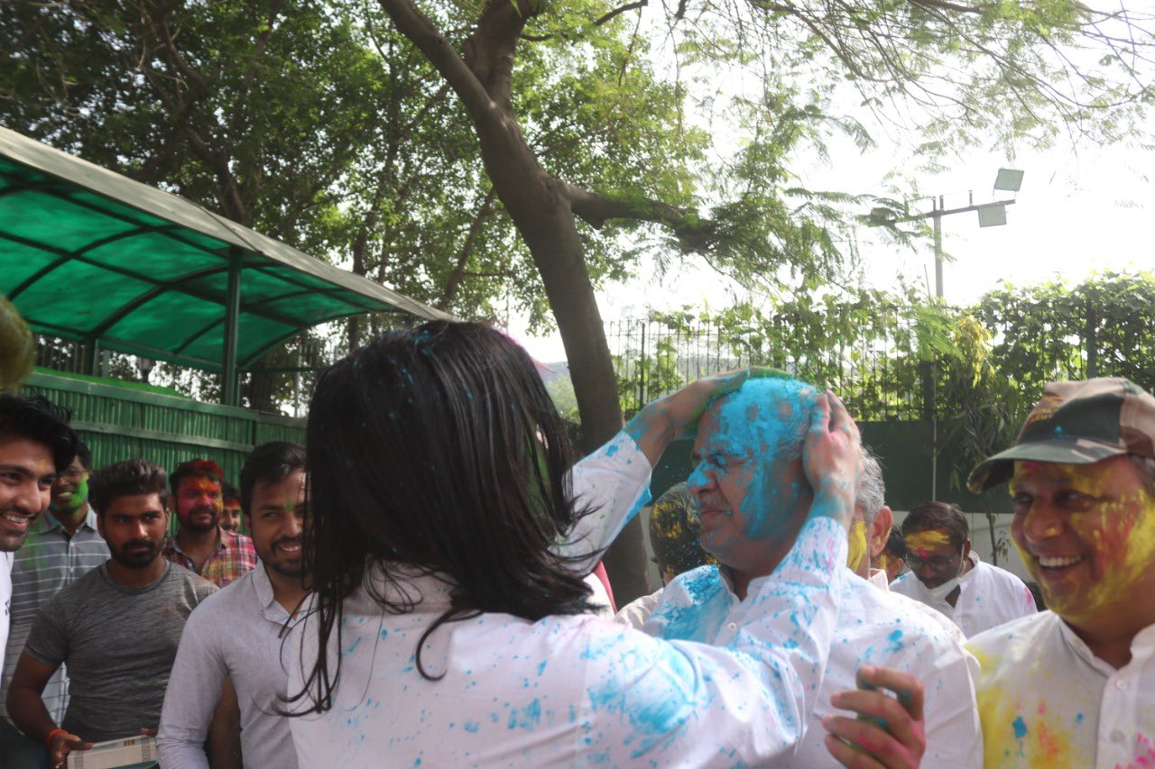 Manish Sisodia celebrated Holi with family