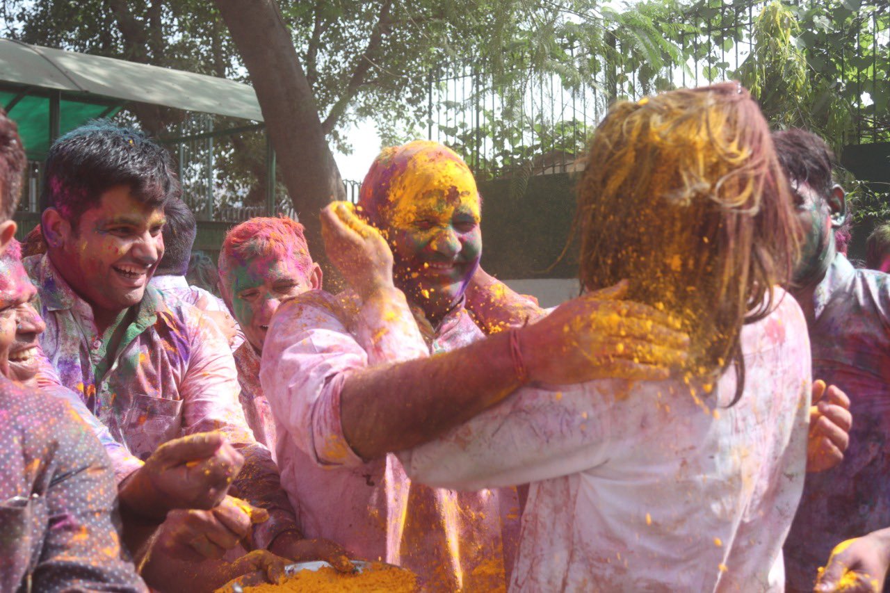 Manish Sisodia celebrated Holi with family