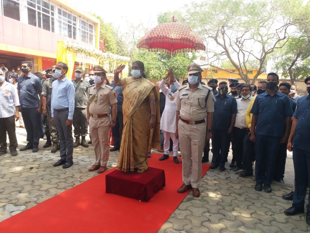 Governor Draupadi Murmu gets guard of honor