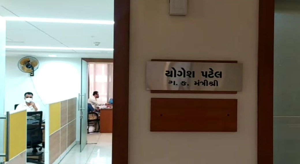 યોગેશ પટેલ