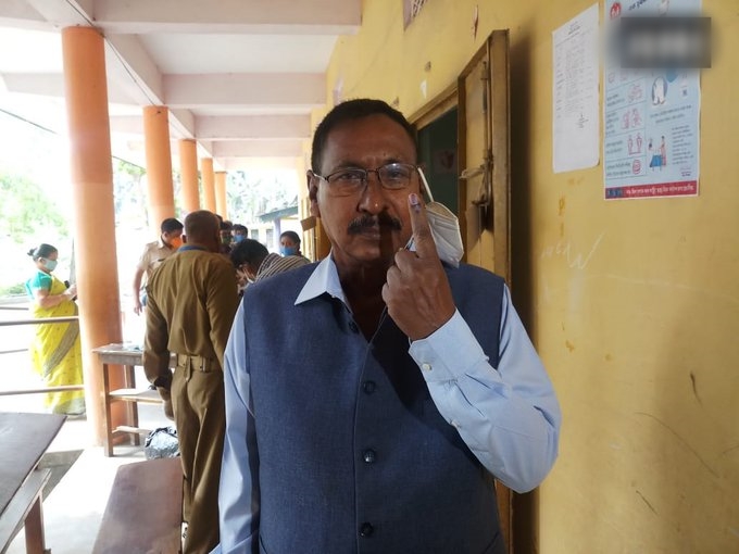 BJP leader Rajen Gohain casts vote