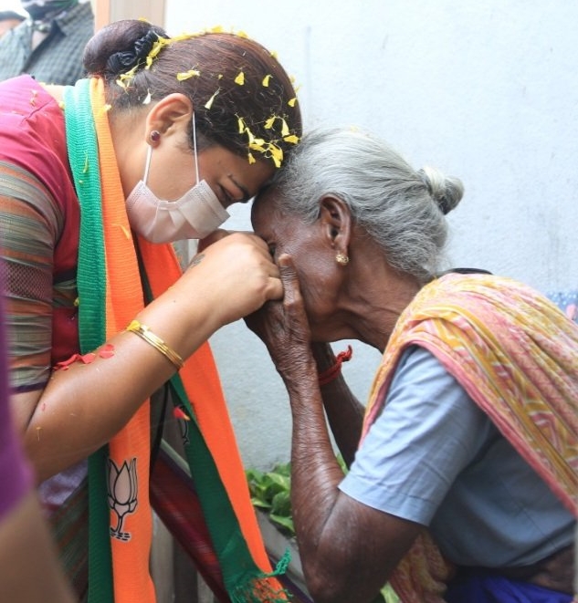 సినీనటి ఖుష్బూ, khushbu sundar on dmk